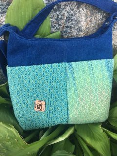 Handmade purse with woven fabric